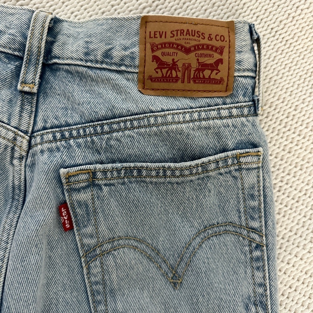 Levi's Light Wash Distressed Wedgie Straight Leg Jeans Size 24 - Picture 9 of 10